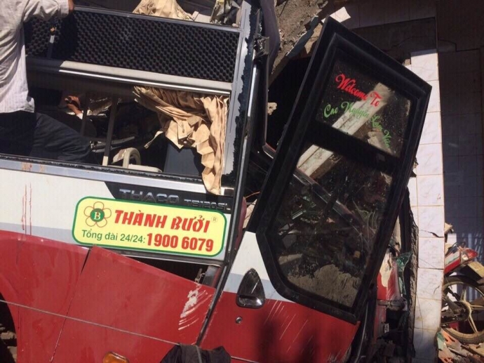  Xe kh&aacute;ch Th&agrave;nh Bưởi bị hư hỏng nặng sau tai nạn giao th&ocirc;ng. Ảnh: B&aacute;o Giao th&ocirc;ng