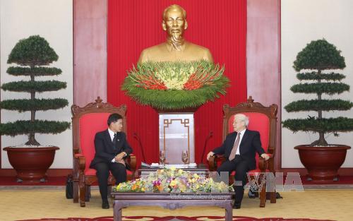 Tổng B&iacute; thư Nguyễn Ph&uacute; Trọng v&agrave; B&iacute; thư-Đ&ocirc; trưởng Thủ đ&ocirc; Vientiane Sinlavong Khoutphaythoune.Ảnh: TTXVN
