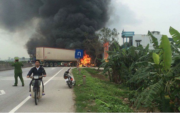  Hiện trường vụ ch&aacute;y nghi&ecirc;m trọng sau khi xảy ra tai nạn ở Thanh H&oacute;a. Ảnh: C&ocirc;ng l&yacute;