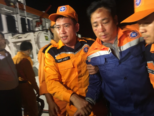  Thuyền trưởng t&agrave;u Hải Th&agrave;nh 26-BLC Nguyễn Viết Thắng (thứ 2 từ phải sang) được đưa l&ecirc;n xe cứu thương Ảnh: Người Lao động