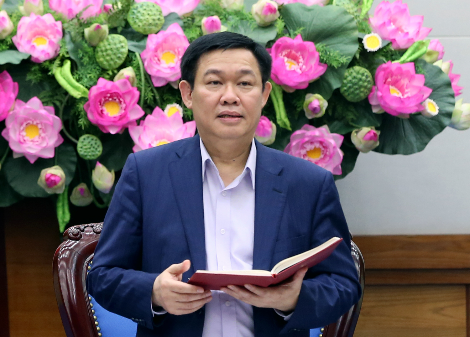 Ph&oacute; Thủ tướng Vương Đ&igrave;nh Huệ ph&aacute;t biểu tại phi&ecirc;n họp. Ảnh VGP