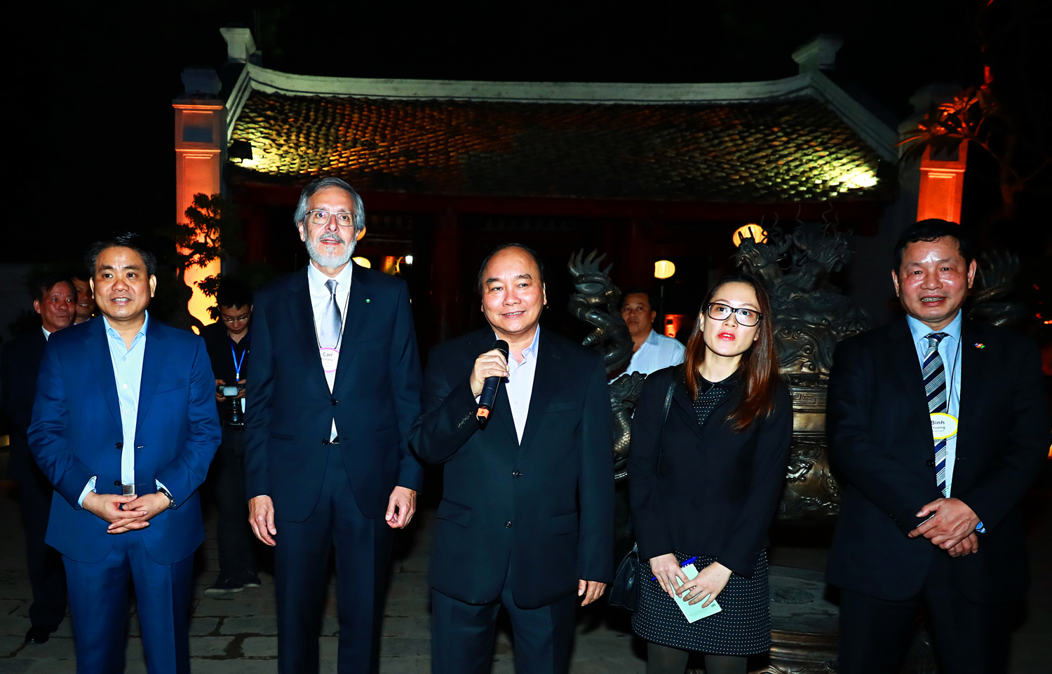  Thủ tướng tr&acirc;n trọng mời c&aacute;c doanh nh&acirc;n tham dự sự kiện APEC v&agrave;o cuối năm nay tại Việt Nam. Ảnh: VGP