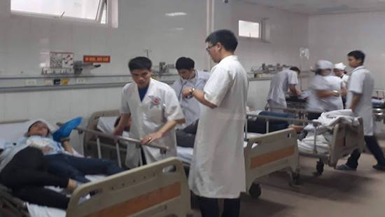  C&aacute;c c&ocirc;ng nh&acirc;n nhập viện khi c&oacute; triệu chứng ch&oacute;ng mặt, đau bụng, buồn n&ocirc;n. Ảnh: Tiền Phong
