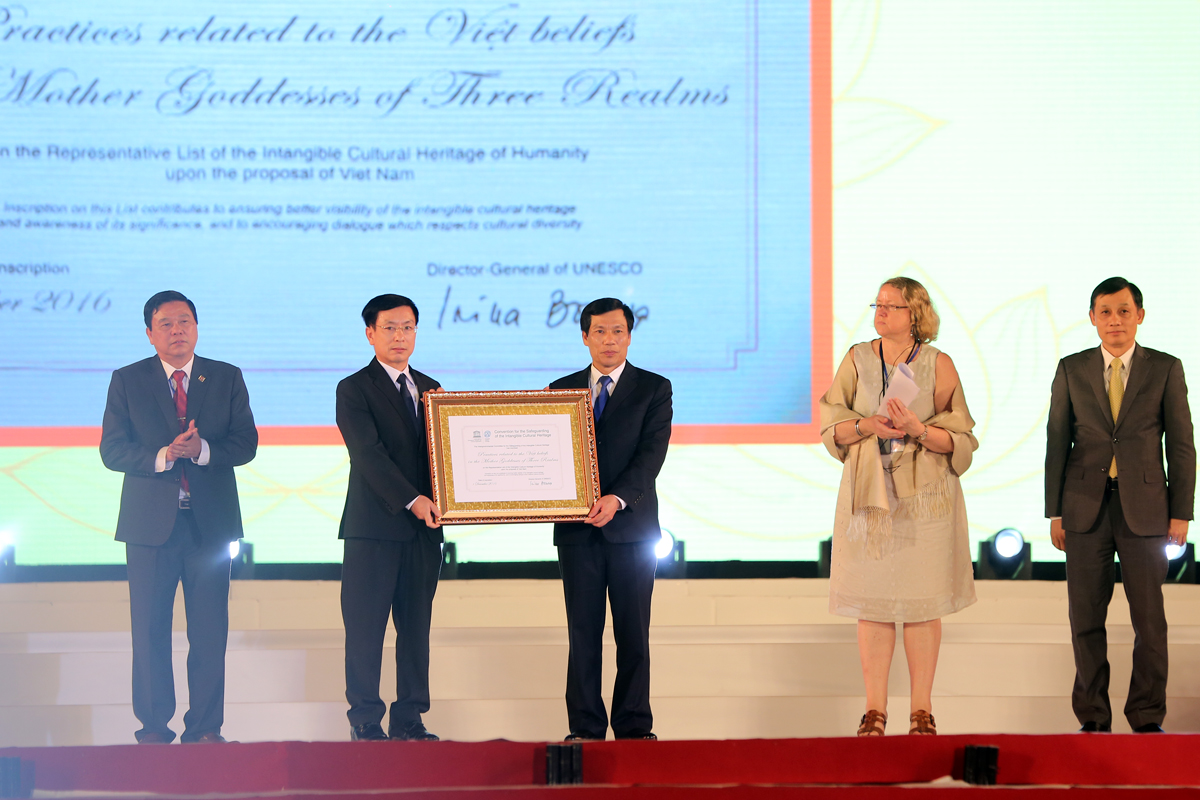 Lễ đ&oacute;n nhận Bằng UNESCO ghi danh &ldquo;Thực h&agrave;nh T&iacute;n ngưỡng thờ Mẫu Tam phủ của người Việt&rdquo; l&agrave; Di sản Văn h&oacute;a phi vật thể đại diện của nh&acirc;n loại. Ảnh: VGP 