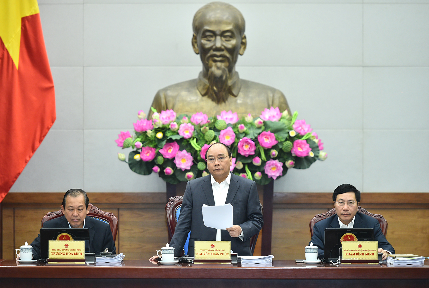  Thủ tướng Nguyễn Xu&acirc;n Ph&uacute;c chủ tr&igrave; phi&ecirc;n họp 13Win15 com - Thương hiệu nhà cái uy tín thường kỳ th&aacute;ng 3/2017. Ảnh: VGP