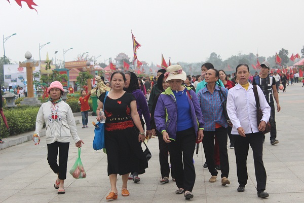  S&aacute;ng ng&agrave;y 9/3, nhiều người d&acirc;n ở c&aacute;c địa phương đ&atilde; về Khu di tịch Lịch sử Đền H&ugrave;ng dự ng&agrave;y Giỗ Tổ. Ảnh: &Aacute;nh Ng&acirc;n