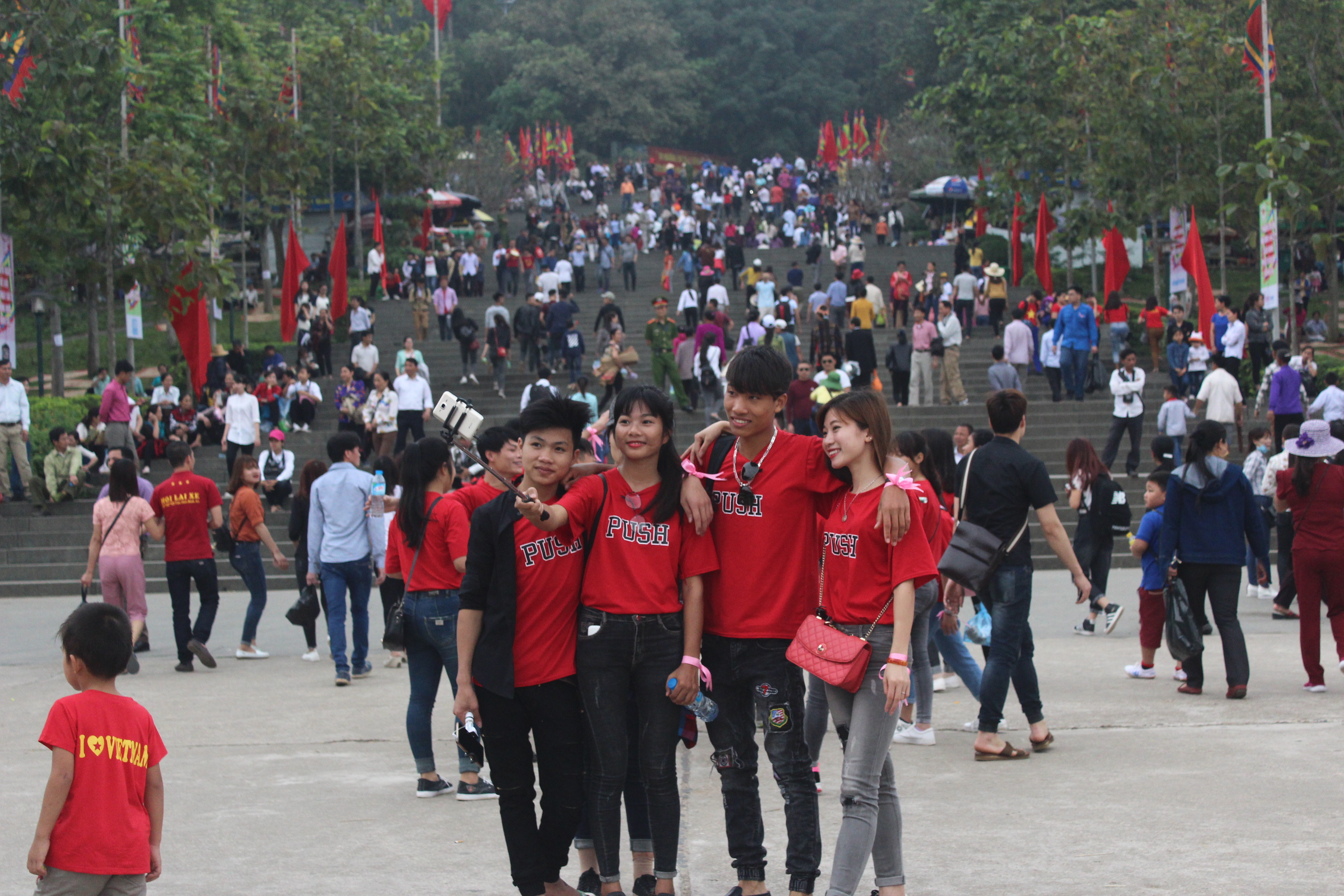 S&aacute;ng nay, h&agrave;ng vạn lượt kh&aacute;ch đến vơi đất Tổ th&agrave;nh k&iacute;nh d&acirc;ng hương tưởng nhớ tới c&aacute;c bậc vua H&ugrave;ng trước ng&agrave;y Giỗ Tổ 