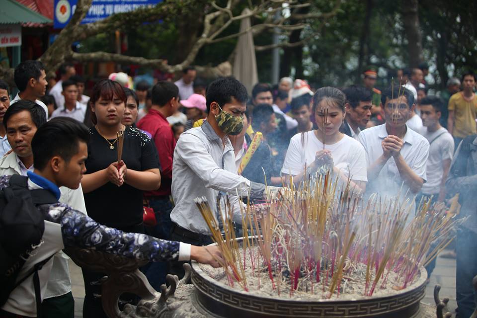 Đồng b&agrave;o v&agrave; du kh&aacute;ch thập phương đ&atilde; tập trung về đ&acirc;y d&acirc;ng n&eacute;n t&acirc;m hương, tỏ l&ograve;ng th&agrave;nh k&iacute;nh như một dịp để tri &acirc;n v&agrave; thể hiện truyền thống ''Uống nước nhớ nguồn'' của 13win OKVIP tựa game giải trí đỉnh cao. 
