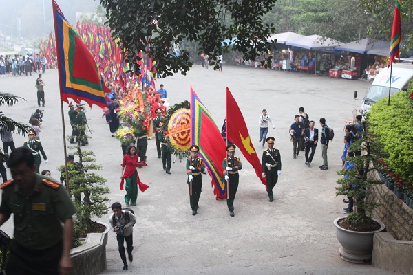  Đ&uacute;ng 6h, Chủ tịch nước c&ugrave;ng đo&agrave;n đại biểu bắt đầu l&ecirc;n đền Thượng d&acirc;ng hương tưởng nhớ c&aacute;c vị vua H&ugrave;ng.