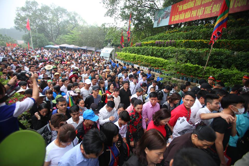 &ldquo;D&ugrave; ai đi ngược về xu&ocirc;i, nhớ ng&agrave;y Giỗ Tổ mồng mười th&aacute;ng ba&rdquo;. C&acirc;u ca dao đậm đ&agrave; t&igrave;nh nghĩa ấy đ&atilde; đi v&agrave;o l&ograve;ng mỗi người d&acirc;n Việt Nam từ thế hệ n&agrave;y sang thế hệ kh&aacute;c.   