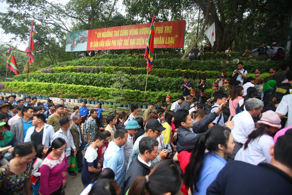 Hằng năm, cứ đến ng&agrave;y Giỗ Tổ H&ugrave;ng Vương h&agrave;ng triệu đồng b&agrave;o cả nước lại về đất Tổ để tưởng nhớ c&ocirc;ng lao của c&aacute;c vị vua H&ugrave;ng.