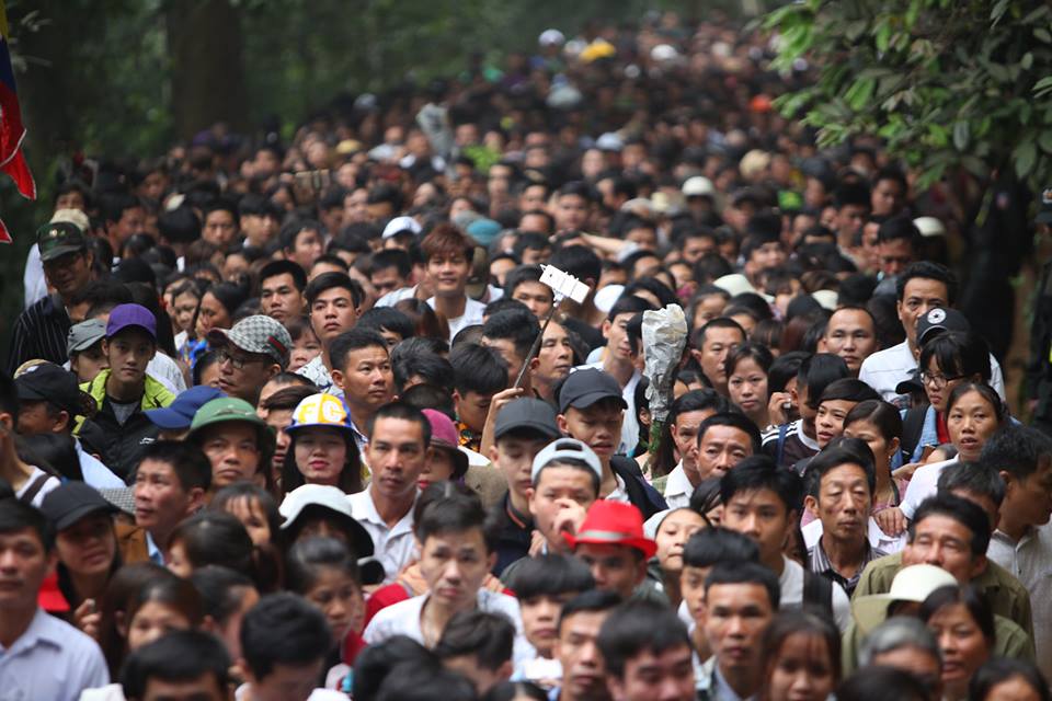  Năm nay, c&oacute; khoảng 6 triệu kh&aacute;ch đổ về đền H&ugrave;ng từ ng&agrave;y khai hội.