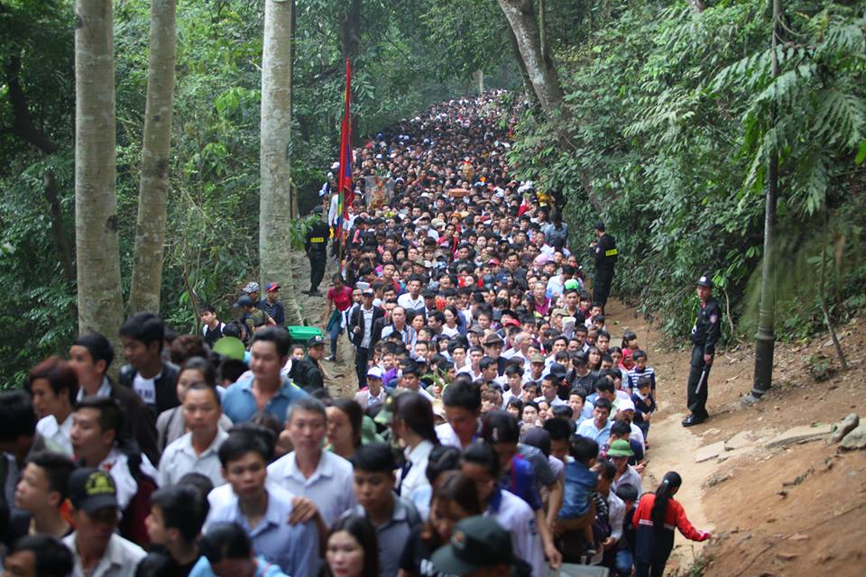  D&ograve;ng người đ&ocirc;ng nghịt nhưng di chuyển v&ocirc; c&ugrave;ng trật tự, kh&ocirc;ng chen lấn x&ocirc; đẩy tạo n&ecirc;n một h&igrave;nh ảnh đẹp cho lễ Giỗ Tổ H&ugrave;ng Vương năm nay.