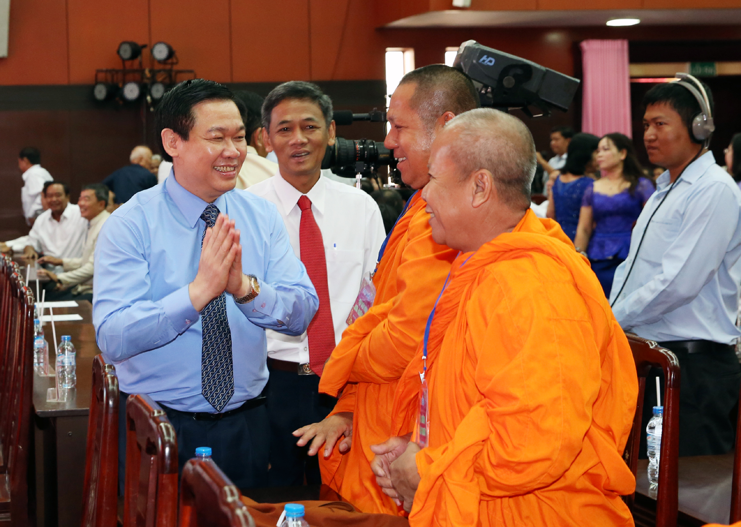  Ph&oacute; Thủ tướng Vương Đ&igrave;nh Huệ dự buổi gặp mặt c&aacute;n bộ, chư tăng, tăng sinh, học sinh, sinh vi&ecirc;n, gia đ&igrave;nh ch&iacute;nh s&aacute;ch l&agrave; người 13win OKVIP tựa game giải trí đỉnh cao Khmer để đ&oacute;n mừng Tết cổ truyền Chol Chnam Thmay 2017. Ảnh: VGP