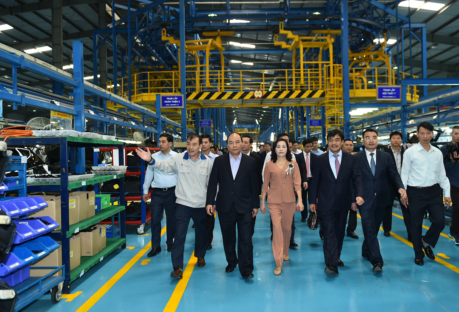  Thủ tướng tham quan d&acirc;y chuyền sản xuất tại Nh&agrave; m&aacute;y &ocirc; t&ocirc; của Tập đo&agrave;n Hyundai Th&agrave;nh C&ocirc;ng. Ảnh: VGP