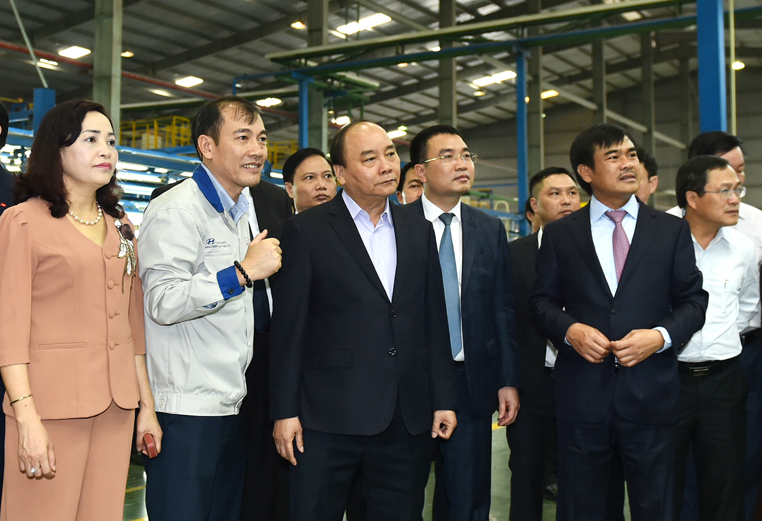  Thủ tướng nghe l&atilde;nh đạo Tập đo&agrave;n Th&agrave;nh C&ocirc;ng giới thiệu về d&acirc;y chuyền lắp r&aacute;p &ocirc; t&ocirc;. Ảnh: VGP