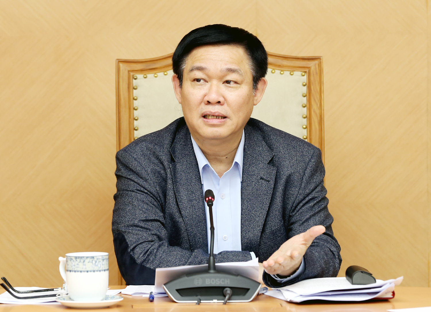  Ph&oacute; Thủ tướng Vương Đ&igrave;nh Huệ chủ tr&igrave; cuộc họp. Ảnh: VGP