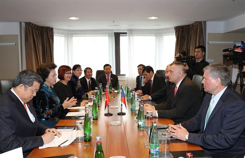  Chủ tịch Quốc hội Nguyễn Thị Kim Ng&acirc;n tiếp l&atilde;nh đạo Ph&ograve;ng Kinh tế Czech, Hội đo&agrave;n Top Czech 100 v&agrave; một Link Đăng Nhập Nhà cái 13Win16.Com bia Czech. Ảnh: Quochoi.vn
