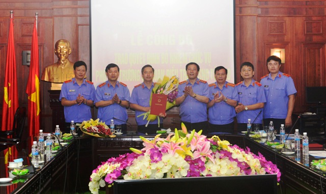 Ph&oacute; Viện trưởng Thường trực Viện KSNDTC Nguyễn Hải Phong c&ugrave;ng L&atilde;nh đạo Cơ quan điều tra Viện KSNDTC ch&uacute;c mừng &ocirc;ng Mai Văn Linh