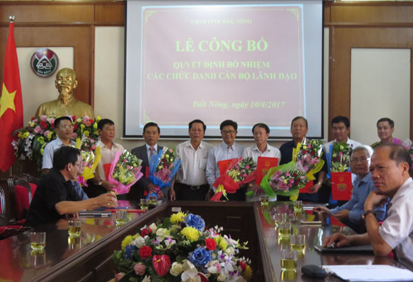  Chủ tịch tỉnh Đắk N&ocirc;ng Nguyễn Bốn trao quyết định v&agrave; ch&uacute;c mừng c&aacute;c nh&acirc;n sự được bổ nhiệm, điều động