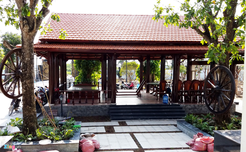  Trong khu đất rộng 0,65 ha, ngo&agrave;i căn nh&agrave; ch&iacute;nh c&ograve;n c&oacute; nh&agrave; gỗ tiền sảnh v&agrave; nhiều c&ocirc;ng tr&igrave;nh phụ. Ảnh: Zing.vn