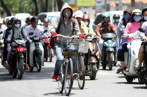 Dự b&aacute;o thời tiết trong ng&agrave;y h&ocirc;m nay (20/04) v&agrave; ng&agrave;y mai (21/04) nắng n&oacute;ng sẽ xảy ra tr&ecirc;n diện rộng ở khu vực ph&iacute;a T&acirc;y Bắc Bộ v&agrave; c&aacute;c tỉnh từ Thanh H&oacute;a đến Ph&uacute; Y&ecirc;n với nhiệt độ cao nhất trong ng&agrave;y phổ biến 35-38 độ, c&oacute; nơi tr&ecirc;n 39 độ.