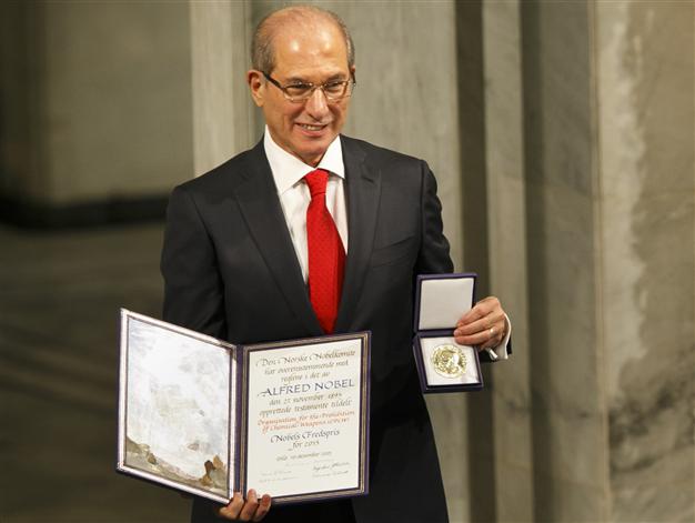 Tổng Gi&aacute;m đốc OPCW Ahmet &Uuml;z&uuml;mc&uuml; thay mặt OPCW nhận Giải Nobel H&ograve;a b&igrave;nh năm 2013 