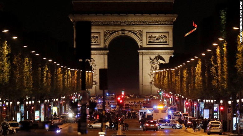  Đại lộ Champs-Elysees bị phong tỏa sau vụ tấn c&ocirc;ng. Ảnh: CNN