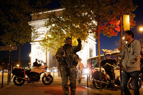  Ngo&agrave;i lực lượng cảnh s&aacute;t, c&aacute;c binh sĩ c&oacute; vũ trang cũng được triển khai tr&ecirc;n Đại lộ Champs Elysees sau vụ đấu s&uacute;ng. Ảnh: Reuters