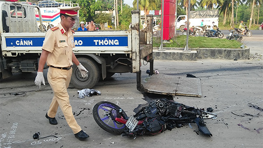  Hiện trường vụ tai nạn thương t&acirc;m khiến đ&ocirc;i nam nữ tử vong. Ảnh: Người Lao động