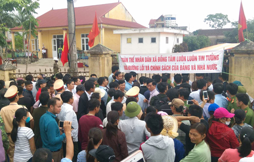 Người d&acirc;n tụ tập b&ecirc;n ngo&agrave;i nh&agrave; văn h&oacute;a nơi c&ograve;n giữ 19 người để nghe loa ph&aacute;t thanh buổi đối thoại của Chủ tịch Chung. 
