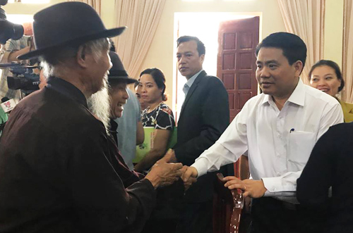  Chủ tịch Nguyễn Đức Chung kết th&uacute;c cuộc n&oacute;i chuyện v&agrave; bắt tay c&aacute;c cụ cao ni&ecirc;n trong x&atilde;.