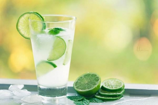 Giải rượu nhanh ch&oacute;ng bằng nước chanh chống đau dạ d&agrave;y