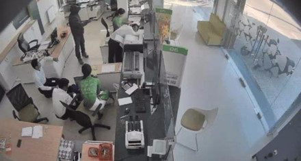 T&ecirc;n cướp d&ugrave;ng s&uacute;ng khống chế nh&acirc;n vi&ecirc;n ng&acirc;n h&agrave;ng Vietcombank. Ảnh cắt từ camera ng&acirc;n h&agrave;ng