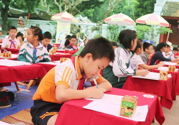  Sữa đậu n&agrave;nh Fami Kid l&agrave; sản phẩm được sử dụng trong suốt cuộc thi &ldquo;Trạng Nguy&ecirc;n nhỏ tuổi&rdquo; do B&aacute;o nhi đồng tổ chức tại Văn Miếu Quốc Tử Gi&aacute;m.