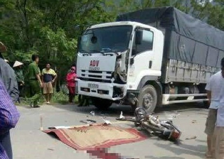  Tai nạn giao th&ocirc;ng: Hai thanh ni&ecirc;n chết thảm sau va chạm với xe tải. Ảnh: Ph&aacute;p luật TP. Hồ Ch&iacute; Minh