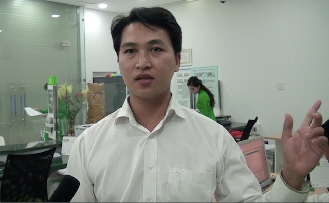  Anh Huỳnh Thanh Sang - nh&acirc;n vi&ecirc;n ng&acirc;n h&agrave;ng kể lại gi&acirc;y ph&uacute;t t&ecirc;n cướp đột nhập. Ảnh: Tuổi trẻ