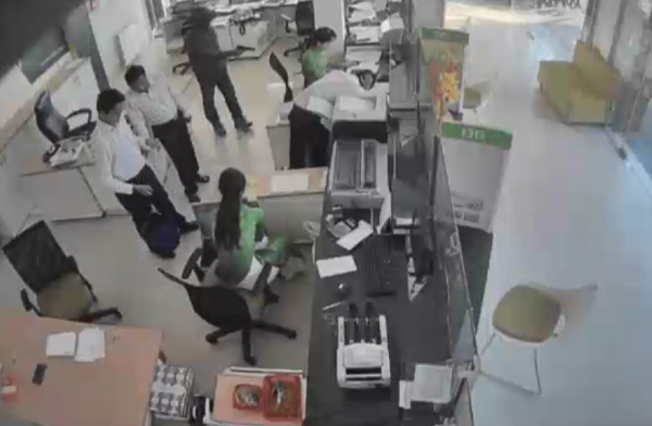 Hiện trường vụ cướp ng&acirc;n h&agrave;ng ở Tr&agrave; Vinh. Ảnh cắt từ camera