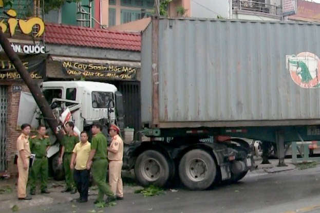 Hiện trường tai nạn giao th&ocirc;ng khiến một b&eacute; trai tử vong s&aacute;ng 29/4. Ảnh: Tri thức trực tuyến