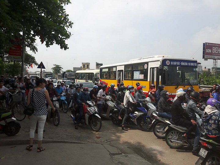 Vụ tai nạn đ&atilde; khiến cho giao th&ocirc;ng quốc lộ 1A t&ecirc; liệt một thời gian d&agrave;i. Ảnh: VTC News 