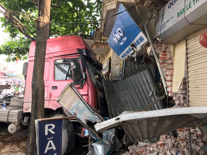  Hiện trường vụ xe container đ&acirc;m thẳng v&agrave;o nh&agrave; d&acirc;n. Ảnh: VietNamNet