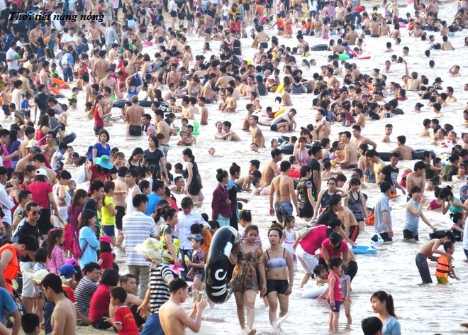  C&aacute;c b&atilde;i biển đ&ocirc;ng nghẹt người trong những ng&agrave;y nghỉ lễ. Ảnh minh họa