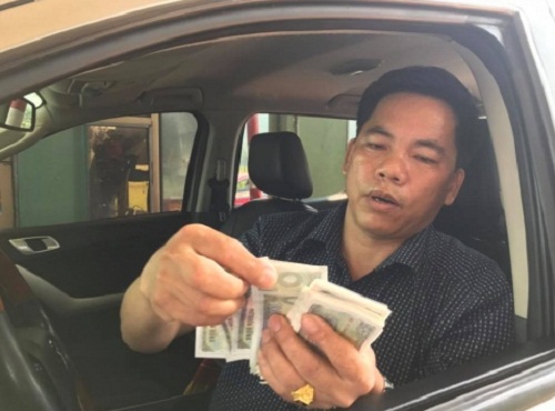  T&agrave;i xế d&ugrave;ng tiền lẻ mệnh gi&aacute; 500 đồng đến 2.000 đồng mua v&eacute; qua BOT Cầu R&aacute;c. Ảnh: Người đưa tin