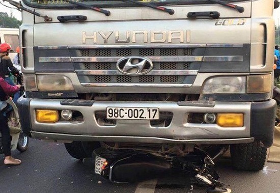 Hiện trường vụ tai nạn giao th&ocirc;ng giữa xe tải v&agrave; xe m&aacute;y khiến 2 anh em tử vong ở Bắc Giang. Ảnh: VietNamNet 
