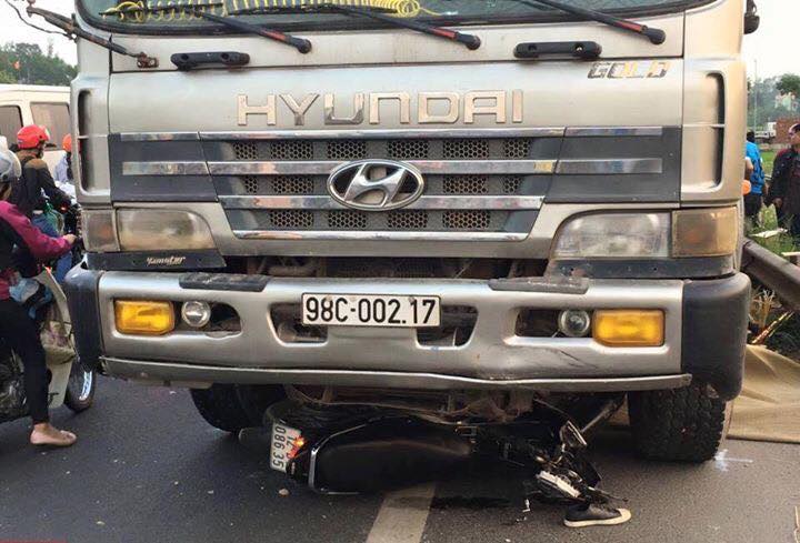 Theo th&ocirc;ng tin tr&ecirc;n b&aacute;o điện tử VTC News, cơ quan C&ocirc;ng an huyện Lạng Giang t&agrave;i xế xe tải Đ&agrave;o Mạnh H&agrave;  (SN 1977, tr&uacute; phường Ng&ocirc; Quyền, th&agrave;nh phố Bắc Giang, tỉnh Bắc Giang) đ&atilde; đến cơ quan c&ocirc;ng an để tự th&uacute;. Hiện tại, t&agrave;i xế n&agrave;y đ&atilde; bị tạm giữ để phục vụ c&ocirc;ng t&aacute;c điều tra.  Theo lời khai của t&agrave;i xế Đ&agrave;o Mạnh H&agrave;, trong qu&aacute; tr&igrave;nh điều khiển xe tải mang biển kiểm so&aacute;t 98C - 002.17 từ H&agrave; Nội đi Lạng Sơn v&agrave;o chiều 2/5, xe của Đ&agrave;o Mạnh H&agrave; đ&atilde; bị va chạm với một xe &ocirc; t&ocirc; 4 chỗ mang biển kiểm so&aacute;t 98A-00577. Sau khi xảy ra va chạm, chiếc xe tải của Đ&agrave;o Mạnh H&agrave; mất l&aacute;i lao sang phần đường b&ecirc;n kia. Do đ&aacute;nh l&aacute;i kh&ocirc;ng kịp dẫn đến vụ tai nạn thảm khốc khiến cho 2 anh em đi tr&ecirc;n xe m&aacute;y tử vong tại chỗ.  B&aacute;o Giao th&ocirc;ng đưa tin, theo th&ocirc;ng tin c&oacute; được từ trang web của Cục Đăng kiểm Việt Nam cho thấy, ng&agrave;y kiểm định gần nhất của chiếc xe tải mang biển kiểm so&aacute;t 98C - 002.17 l&agrave; 28/5/2016, đăng kiểm tại Trung t&acirc;m Đăng kiểm xe cơ giới - 9801S Bắc Giang, hạn hiệu lực của giấy chứng nhận kiểm định l&agrave; ng&agrave;y 28/11/2016.  Chiết xuất th&ocirc;ng tin từ Trung t&acirc;m đăng kiểm xe cơ giới tỉnh Hưng Y&ecirc;n cho biết, chiếc xe tải BKS 98C - 002.17 thuộc sở hữu của C&ocirc;ng ty TNHH X&acirc;y dựng v&agrave; Thương mại Ph&uacute;c Thịnh, đặt địa chỉ tại phố Tr&aacute;ng, x&atilde; Phi M&ocirc;, huyện Lạng Giang, tỉnh Bắc Giang. Chiếc xe tải tr&ecirc;n đ&atilde; hết hạn đăng kiểm từ ng&agrave;y 27/11/2016.  Trước đ&oacute;, b&aacute;o Thanh ni&ecirc;n đ&atilde; đưa tin, l&uacute;c 16h50 ng&agrave;y 2/5, chiếc xe tải mang biển kiểm so&aacute;t 98C - 002.17 do t&agrave;i xế Đ&agrave;o Mạnh H&agrave; điều khiển, lưu th&ocirc;ng tr&ecirc;n QL1A theo hướng H&agrave; Nội - Lạng Sơn, khi đi đến Km 103+150 thuộc địa phận th&ocirc;n 10, x&atilde; Hương Lạc, huyện Lạng Giang (Bắc Giang) th&igrave; bất ngờ lấn l&agrave;n, đi ngược chiều, ph&oacute;ng nhanh, rồi đ&acirc;m thẳng v&agrave;o đu&ocirc;i xe &ocirc; t&ocirc; mang biển kiểm so&aacute;t 98A - 005.77 do &ocirc;ng Phạm Xu&acirc;n Phụng (55 tuổi, ngụ ở huyện Y&ecirc;n Thế, Bắc Giang) điều khiển. Kh&ocirc;ng dừng lại ở đ&oacute;, xe tải n&agrave;y tiếp tục ph&oacute;ng nhanh, rồi lao thẳng v&agrave;o chiếc xe m&aacute;y đang đi s&aacute;t m&eacute;p đường, theo chiều ngược lại. Hậu quả khiến 2 thanh ni&ecirc;n c&ugrave;ng đi tr&ecirc;n chiếc xe m&aacute;y tử vong tại chỗ. 2 nạn nh&acirc;n tử vong l&agrave; N&ocirc;ng Văn H&ugrave;ng (23 tuổi) v&agrave; N&ocirc;ng Thị V&acirc;n (21 tuổi), l&agrave; anh em ruột c&ugrave;ng ngụ ở x&atilde; Hồng Th&aacute;i, huyện B&igrave;nh Gia, tỉnh Lạng Sơn.