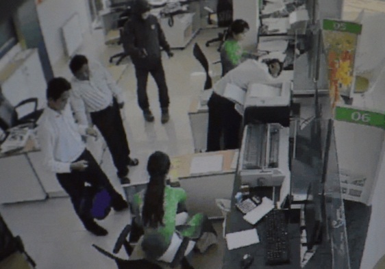 Hiện trường vụ cướp ng&acirc;n h&agrave;ng ở Tr&agrave; Vinh. Ảnh cắt từ clip
