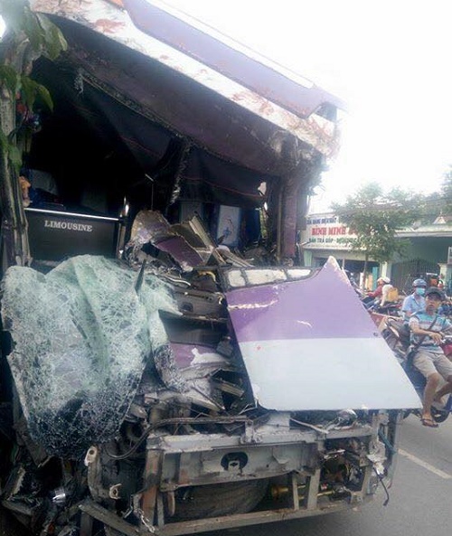  Đầu xe kh&aacute;ch bị biến dạng ho&agrave;n to&agrave;n sau vụ tai nạn. Ảnh: VTC News