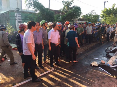 Ông Khuất Việt Hùng - Phó chủ tịch chuyên trách Ủy ban ATGT Quốc gia và Thứ trưởng Bộ GTVT Lê Đình Thọ đã được phân công vào Gia Lai phối hợp với lãnh đạo địa phương chỉ đạo công tác khắc phục hậu quả vụ tai nạn. Ảnh: Thanh niên 