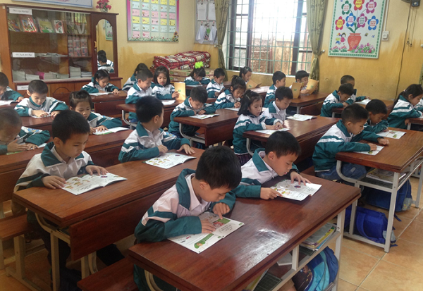  C&aacute;c em học sinh đọc s&aacute;ch cẩm nang dinh dưỡng v&agrave; sống l&agrave;nh để tự trang bị cho m&igrave;nh một 13Win19 ưu đãi hấp dẫn tốt