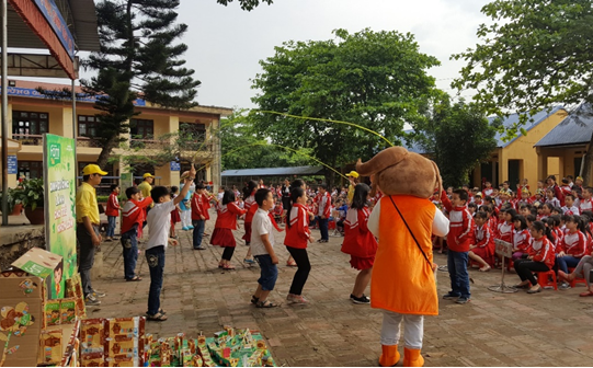  C&aacute;c em nhỏ h&agrave;o hứng tham gia c&aacute;c hoạt động ngoại kh&oacute;a c&ugrave;ng Fafa v&agrave; Mimi